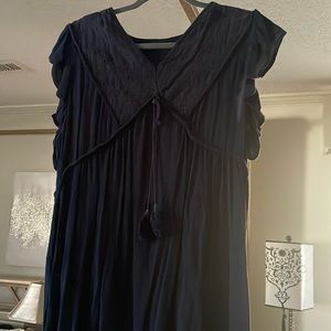 Navy women’s sleeveless blouse. Size medium